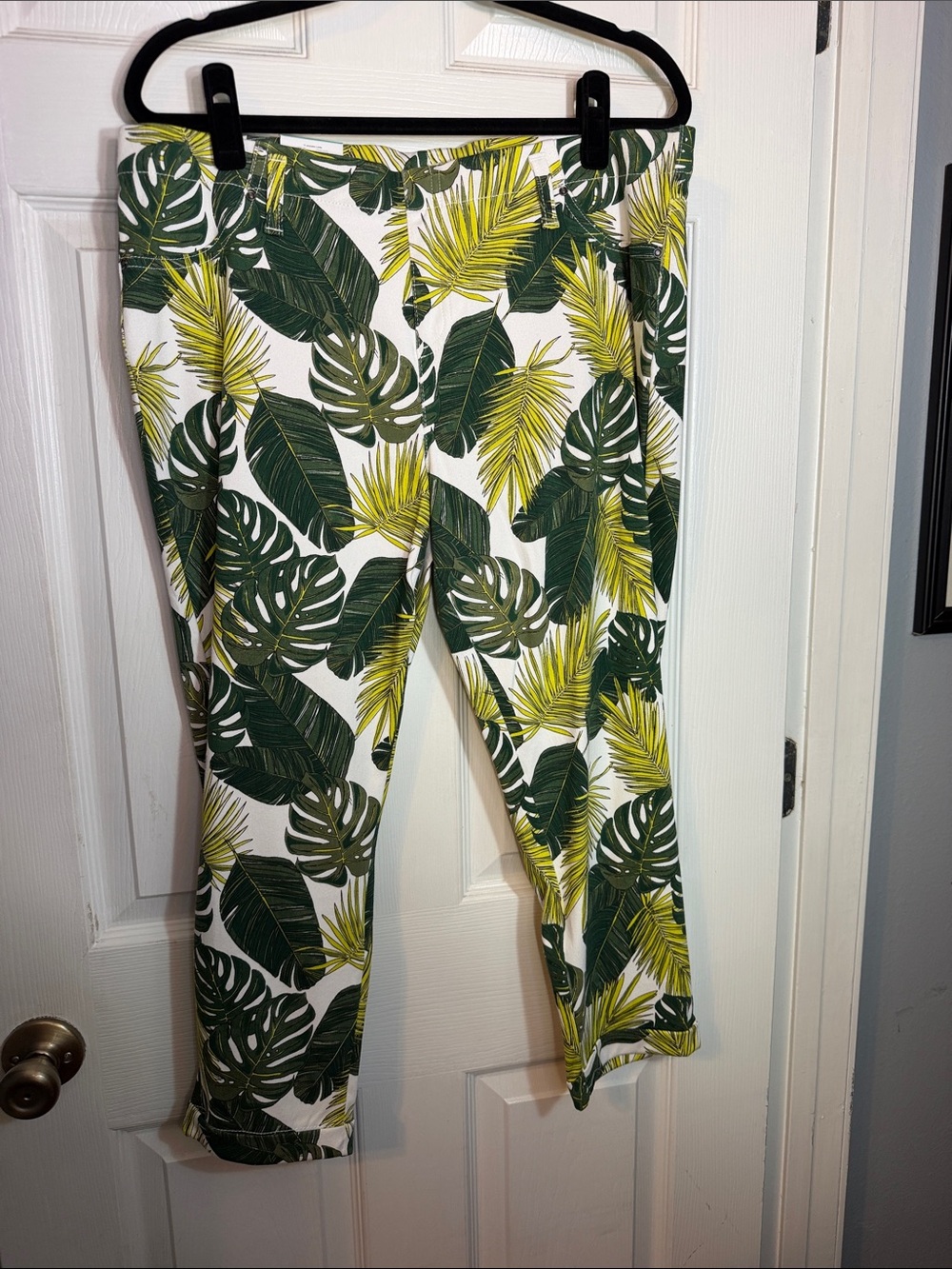 Time and Tru Green & White Tropical Leaf Cropped Pants